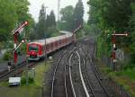 Impressionen aus Hamburg-West: Ausfahrt eines Zuges der Linie S1 aus dem Bahnhof  Blankenese  Richtung Wedel.