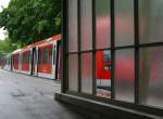 Durchblick: Zug der Hamburger S-Bahn in der Station  Slldorf . 26.5.2013