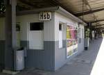 Dienstgebude auf dem Bahnsteig der Hamburger S-Bahnstation  Hasselbrook . Noch mit alten Emaille-Schildern - und offenbar besetzt. 8.6.2013