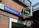 Moderne  corporate identity  am ansonsten verschont gebliebenen Hamburger S-Bahnhof  Rothenburgsort .