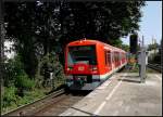 Einfahrt eines Zuges der Hamburger S-Bahn Richtung  Altona  in die Station  Holstenstrae .