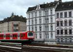 Ausfahrt eines Zuges der Linie S 21 Richtung  Bergedorf  vor der prächtigen Kulisse restaurierter Gründerzeit-Häuser am Hamburger S-Bahnhof  Altona .