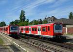 Zwei Züge der ältesten Hamburger S-Bahn-Baureihe in der Station  Billwerder-Moorfleet . 7.6.2014