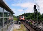 Zug der Hamburger S-Bahnlinie 21 nach  Aumühle  bei der Ausfahrt aus der Station  Mittlerer Landweg . Rechts die Fernbahngleise von und nach Berlin. 7.6.2014