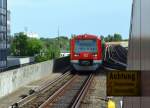 Dieser Zug der Hamburger S-Bahnlinie 31 kommt aus dem Süderelberaum und nähert sich der Station  Hammerbrook .