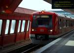 Zug der Hamburger S-Bahnlinie 31 nach  Harburg  in der futuristischen, aber in die Jahre gekommenen Station  Hammerbrook .