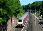 Wie ein tiefes, grünes Tal präsentiert sich die Strecke der Hamburger S-Bahn zwischen  Bergedorf  und  Aumühle , parallel zur Fernbahn nach Berlin.