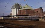 Umbruch Phase bei der Hamburger S-Bahn am 17.11.1988:  470427 gekuppelt mit einem 472 hält um 11.00 Uhr als S 21 nach Aumühle in Hamburg Eidelstedt.