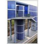 Blaue Glasbausteine -     Außenansicht des Bahnsteigzuganges am S-Bahnhof Hannover-Nordstadt.