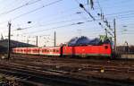 Ein S-Bahnzug der Linie S6 (Köln-Leverkusen-Düsseldorf-Essen) verläßt am späten Nachmittag des 13.03.2014 den Kölner Hauptbahnhof und befindet sich gerade vor der Kulisse