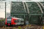 DB 424 034-7 als S12 überquert die Hohenzollernbrücke in Köln, August 2025.