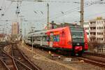 DB 424 526-2 als S19 bei der Einfahrt in Köln Hbf, Dezember 2025.