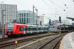 DB 424 017-2 als S19 nach Sindorf bei der Ausfahrt in Köln Hbf, Dezember 2025.