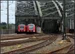 Zwei Zge der Klner S-Bahn begegnen sich auf der Hohenzollernbrcke am Hauptbahnhof. 1.7.2013