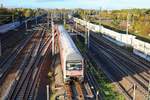 DABbuzfa 760 mit Schublok 143 903 der S-Bahn Mitteldeutschland (DB Regio Südost) als S 37750 (S7) von Halle(Saale)Hbf Gl. 13a nach Halle-Nietleben passiert den Abzweig Thüringen (At). Aufgenommen von der Brücke Dieselstraße in Halle (Saale). [3.10.2017 | 17:27 Uhr]