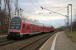 Nachschuss auf DABbuzfa 760 mit Zuglok 143 903 der S-Bahn Mitteldeutschland (DB Regio Südost) als S 37739 (S7) von Halle-Nietleben nach Halle(Saale)Hbf Gl. 13a, die den Hp Halle Zscherbener Straße abweichend auf Gleis 1 verlassen. [24.12.2017 | 13:56 Uhr]