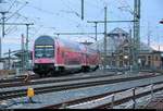 Nachschuss auf DABbuzfa 760 mit Zuglok 143 034-7 als S 37918 (S9) von Eilenburg nach Halle(Saale)Hbf, die das Gleisvorfeld von Halle(Saale)Hbf durchfährt.
