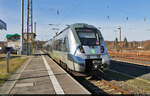 1442 706 (Bombardier Talent 2) wartet im Startbahnhof Halle-Nietleben auf Fahrgäste.