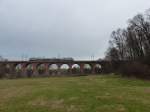 Ein  Silberhamster  nach Zwickau(Sachs.)Hbf.am 18.12.2013 auf dem Römertalviadukt in Steinpleis.