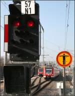 Das Signal, die S-Bahnen und das Schild -    Bahnhof Dachau.