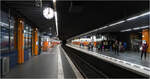 Kennfarbe Orange - 

Die modernisierte S-Bahnstation 'Marienplatz' in München. Die beiden Gleise liegen hier übereinander und haben wie auch am Hauptbahnhof und am Karlsplatz getrennte Bahnsteige für ein- und aussteigende Fahrgäste. Im Bild die obere Ebene in Fahrtrichtung Ostbahnhof.
Zu den seitlichen Treppenanlagen wurden aus Brandschutzgründen Glaswände eingezogen. 

07.11.2022 (M)


