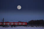 Eine Münchener S-Bahn am Abend des 3 Januars 2026. Die Sonne ging gerade unter und der Vollmond erhob sich. Ungeplant diesen Schnappschuss mit dem Tele geschossen.