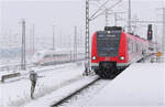 Starker Schneefall in München -     Einfahrt von 423 657-6 als S1 nach Freising in die S-Bahnstation Hirschgarten.