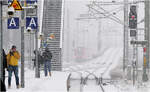 Starker Schneefall in München -     Einfahrt einer in Stadtauswärtsrichtung verkehrenden S-Bahn in die Station Donnersberger Brücke.
