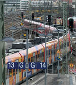 Am Münchner Ostbahnhof - 

... schlängelt sich etwas versteckt hinter Laternenmasten eine S8 zum Flughafen vom Gleis 13 in Richtung Berg am Laim über das Vorfeld. Da die Dachaufsicht etwas im Bild untergeht wirken die jeweils sichtbaren Seiten fast wie schmale Kulissen. 

18.02.2025 (M)