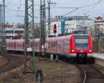 423 123/623 und eine Schwestereinheit fahren gemeinsam als S2 nach Markt Schwaben in Mnchen-Leuchtenbergring ein am 28.03.09