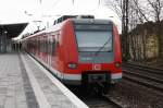 423 457-1 fhrt als S2 nach Erding. Aufgenommen im S-Bahnhof Mnchen Berg am Laim am 21.11.09.