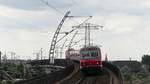 Eine S2 Schwabach - Feucht erreicht mithilfe des bekannten Überwerfungsbauwerks den S-Bahn Halt Nürnberg-Steinbühl.