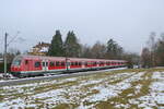 S2 der Nürnberger S-Bahn auf dem Weg ins nahe Altendorf, der Zug hat grade den Haltepunkt Feucht-Moosbach verlassen. 111 024 hatte am 9.12.23 die ehrenvolle Aufgabe die letzte lokbespannte Nürnberger S-Bahn zu befördern.