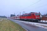 111 024 mit dem letzten planmäßigen x-Wagen Einsatz Deutschlands auf dem Weg von Altendorf zum Nürnberger Hauptbahnhof kurz vor Feucht-Moosbach am 9.12.2023