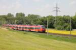 S 39159(Bamberg-Hartmannshof) legt sich am 11.Mai 2012 hinter dem Hp Happurg in die Kurve, und eilt dem Bahnhof Pommelsbrunn entgegen, um am dortigen Hp zuhalten. 
442 247 + 442 242
