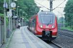 Am 27.05.2013 kam es auf Grund von Lokmangel der BR143, zu einem ganztgigen Einsatz eines ET442 auf der Nrnberger S2. Der Triebzug war sogar schon am Vortag in den Umlauf der sonst hier planmig verkehrenden X-Wagengarnituren eingeschert. Hier leget 442 242 als S 39627(Roth-Feucht) gerade einen Halt am Hp. Reichelsdorfer Keller ein.