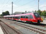 442 233-3 mit 442 733-2 steht am 31. Juli 2015 im Bahnhof Ansbach bereit zur Fahrt als S 4 nach Nürnberg,  hierbei handelt es sich um elektrische Triebzüge für die S-Bahn Nürnberg die ohne 1. Klasse Abteile ausgestattet sind. Vermisst habe ich aber auch die Abfallbehälter an den Sitzen.