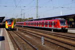 Hanau Hbf, 12.9.18: rechts S 9 nach Wiesbaden, bestehend aus 430 168 (vorn) und 166, links RE 59 nach Kelsterbach, gebildet aus HLB-1440 167 (vorn) und dem Dreiteiler 342.