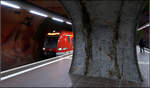 Eine eigene Ästhetik -

... hat diese schadhafte Wand zwischen den beiden Bahnsteigtunnelröhren der 1990 eröffneten Frankfurter S-Bahnstation Ostendstraße. Die Verkleidung fehlt und vermutlich hat eindringendes Wasser zu Schäden in der Konstruktion geführt.

10.10.2018 (M)