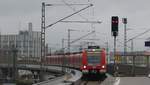 Eine S3 nach Darmstadt erreicht den Bahnhof Frankfurt West. Mit dem zusehenden Überwerfungsbauwerk wird kreuzungsfrei die Main-Weser Bahn aus Richtung Friedberg überquert. Aufgenommen am 11.2.2018 15:40