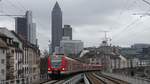 Eine S3 nach Bad Soden erreicht den Bahnhof Frankfurt West.