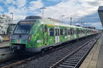Der Triebwagen 430 145 am 05.07.2023 als Werbetr�ger f�r die  Gr�ne S-Bahn mit �kostrom  als f�hrendes  Fahrzeug in einem Vollzug auf der S1 im Bahnhof Rodgau Nieder-Roden