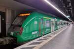 Der Triebwagen 430 166 am 25.04.2024 als Werbetr�ger des RMV-Kinder-Malwettbewerbes als zweites Fahrzeug in einem Langzug auf der S8 im Bahnhof Tiefbahnhof des Frankfurter Hbf