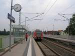 In diesem Bild sieht man wie eine S-Bahn der Linie S5 an einem bewlkten, frhen Augustabend in den Bahnhof Oberursel-Stierstadt einfhrt.