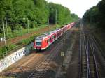 Bei Frankfurt am Main - Louisa befand sich dieser Vollzug der S 4 nach Kronberg mit 423 334 als führendem Triebwagen am 14.07.2005 kurz vor der Einfahrt in den Bahnhof Louisa, im Bild links die