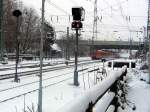 Frankfurt-Griesheim und die Omegabrcke. Hier unterquert die S2 von Niedernhausen mit der BR 423 die Brcke bei fr Frankfurter Verhltnissen reichlich Schnee.