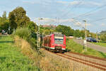 Am Schimmbad in Kleingemünd kommt mir der 425 751-5 als S1 gen Neckargemünd Altstadt vor die Linse am Abend 11.9.2022. Im Hintergrund ist die Feste Dilsberg zu erkennen. 
P.S. Sollte der Tf etwas gesichtslos wirken, das ist mit Absicht so retuschiert.