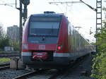 Die S1 in Richtung Solingen fährt gerade aus Dortmund kommend in den Bahnhof Essen-Steele Ost ein.