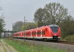 1440 827-2 führt einen S8 Zug, der hier in Kleinenbroich einfährt.