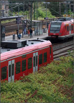 Versetzte Parallelfahrt -    S-Bahn und Regionalzug an der Station Düsseldorf-Wehrhahn.